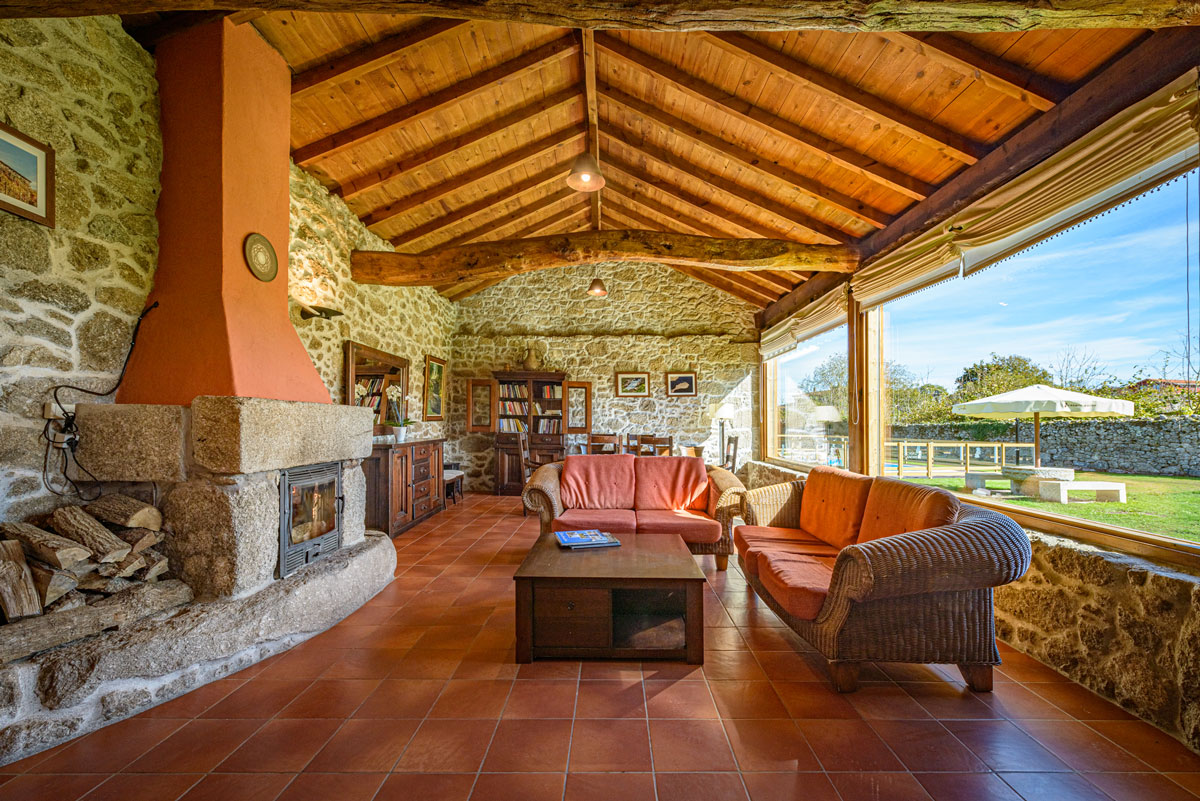 Salón con chimenea